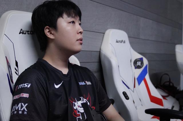 包含FLY轻取SHR，Kanavi单局斩获MVP激烈交锋八强赛，留下经典瞬间的词条